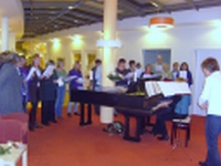 Die Haupt- und Ehrenamtlichen singen ein Geburtstagsständchen für Gretel Bluhm- Janssen