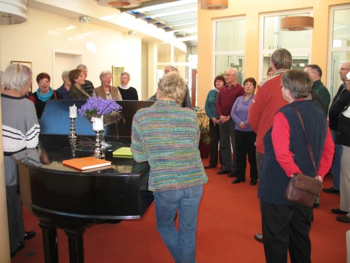 Eine Besuchergruppe singt spontan ein Lied